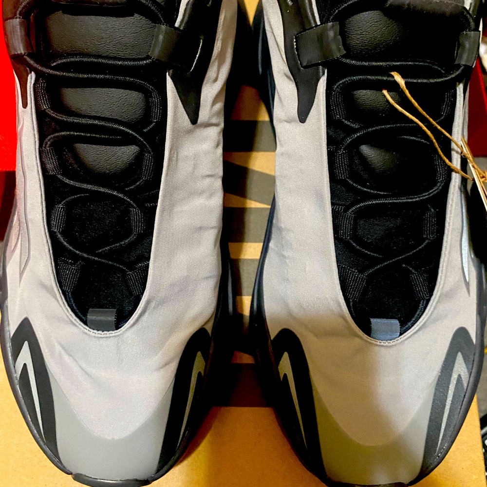 New Yeezy  Boost 700 Metallic Size 8 1/2 Women
